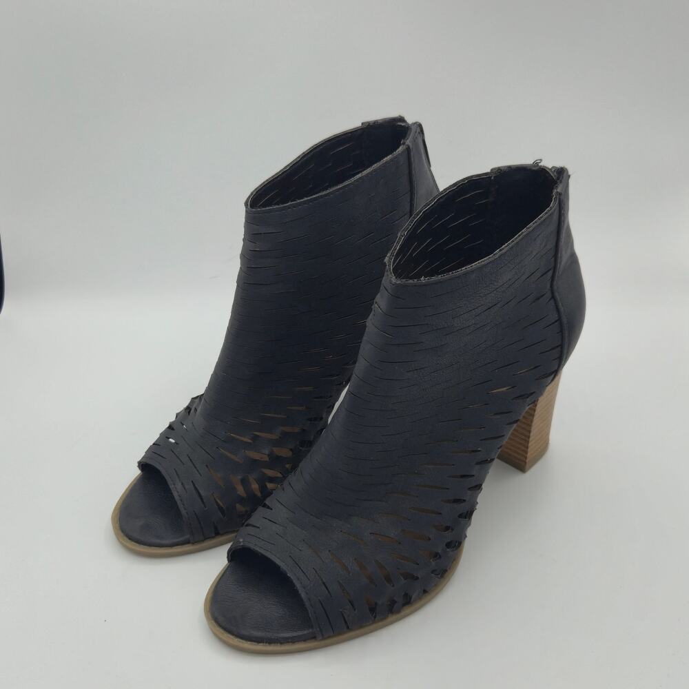 Report Women's Size 8.5 Peep Toe Heel Black Patent Leather
